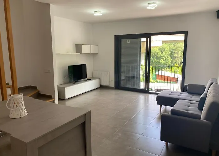 Ample House With Views In Front Of Baells Reservoir